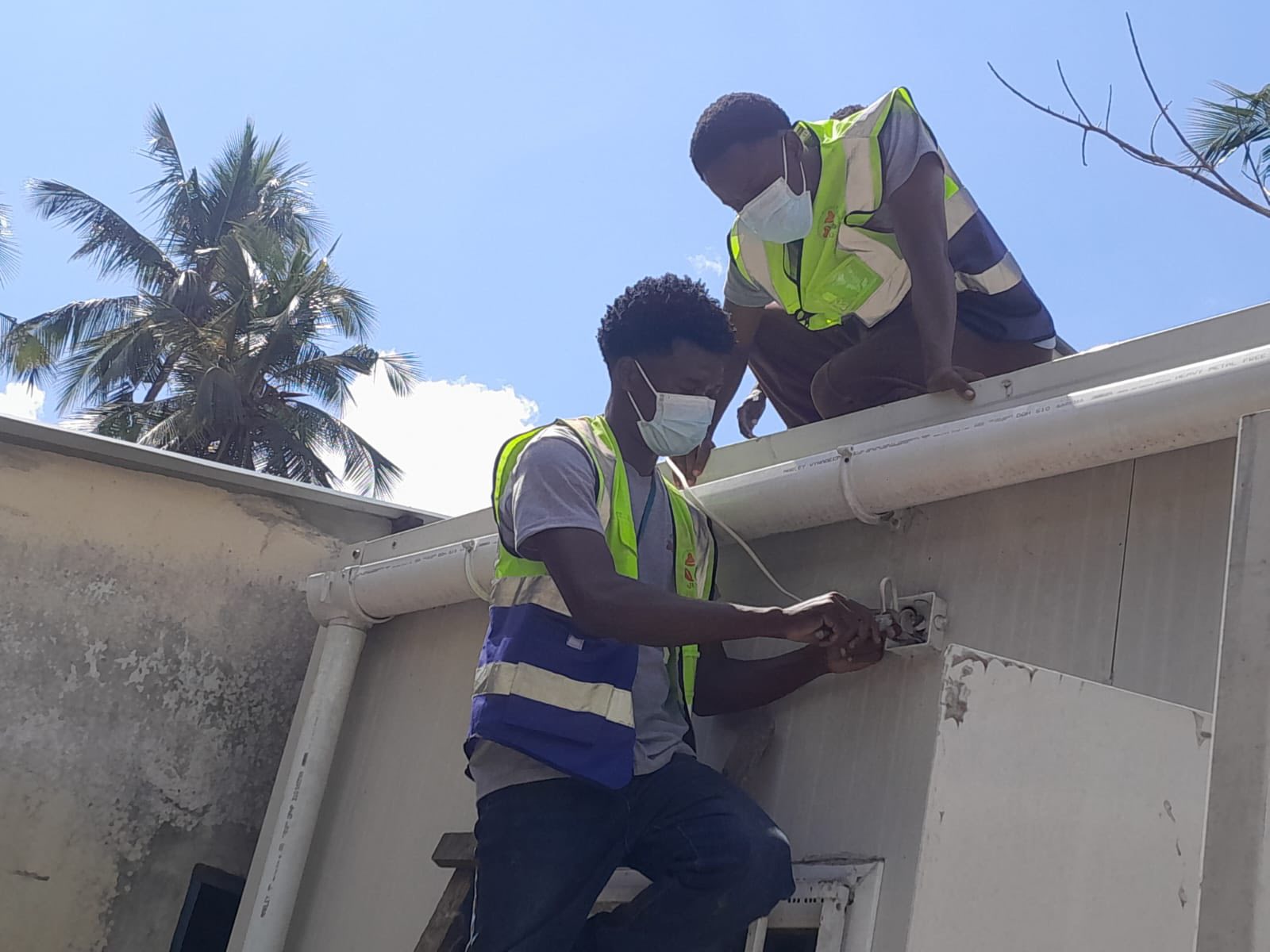Jovens levam energia solar ao Centro de Saúde de Ilalane