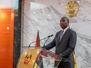 ACADÉMICOS LOUVAM EXTINÇÃO DE SERVIÇOS DE REPRESENTAÇÃO