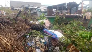 VENDEDORES SUSPENDEM TAXAS DEVIDO À ACUMULAÇÃO DE LIXO